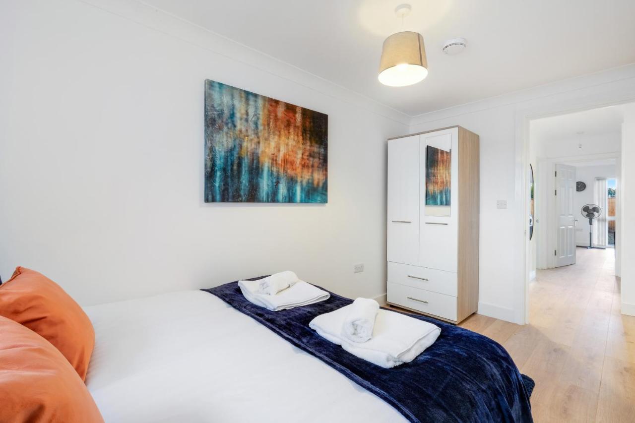 Pinewood Studios, Iver Slough Heathrow 1 & 2 Bedroom Apartments With Parking By Arista Living Exteriör bild