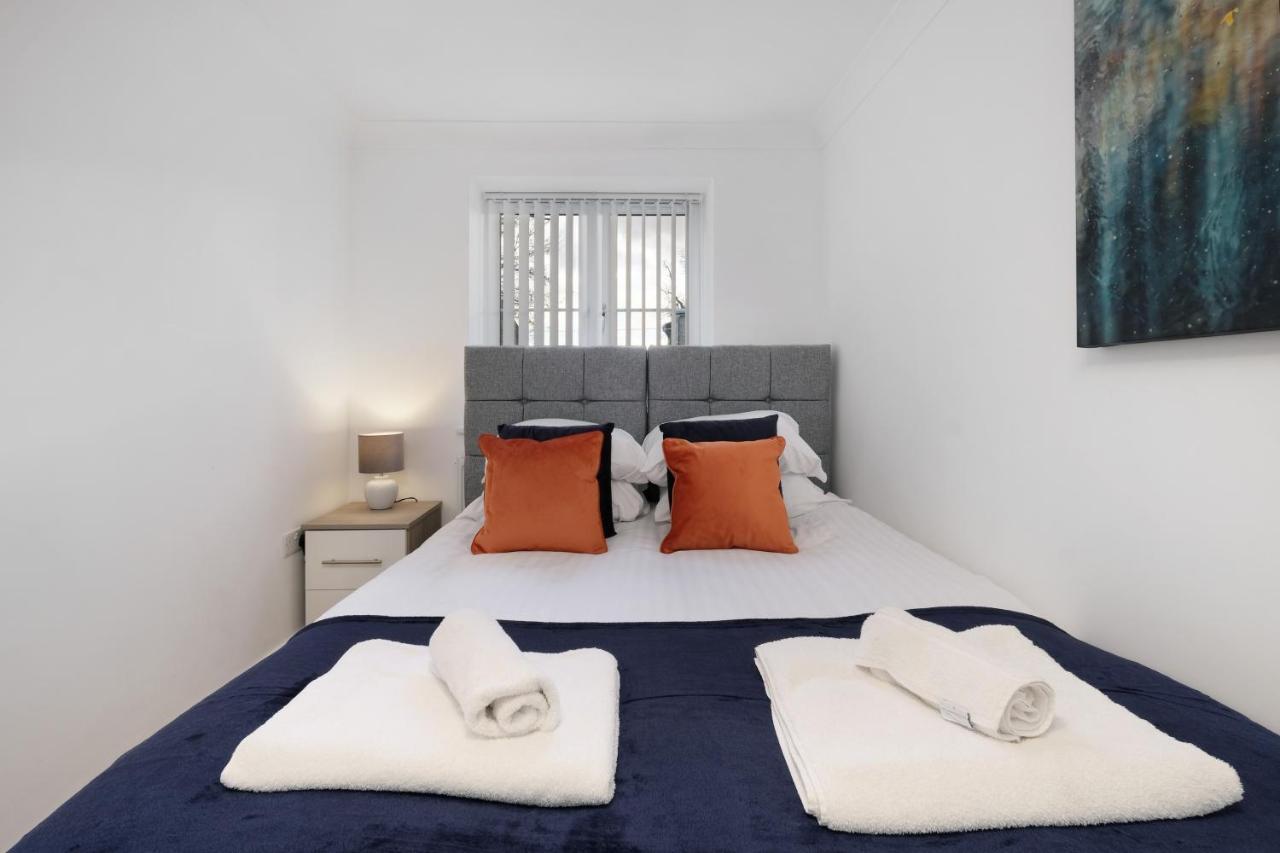 Pinewood Studios, Iver Slough Heathrow 1 & 2 Bedroom Apartments With Parking By Arista Living Exteriör bild